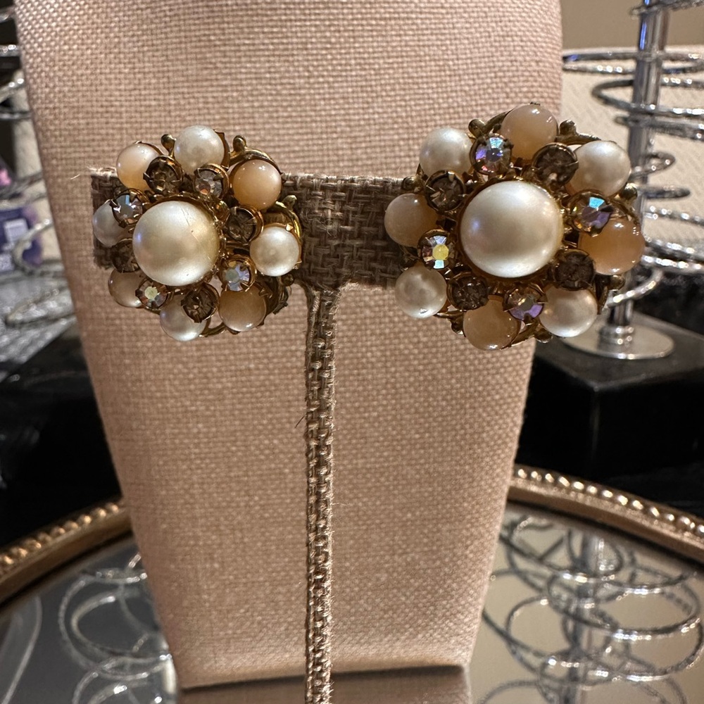 Elegant 1930-1960 Vintage Pearl and Crystal Cluster Earrings